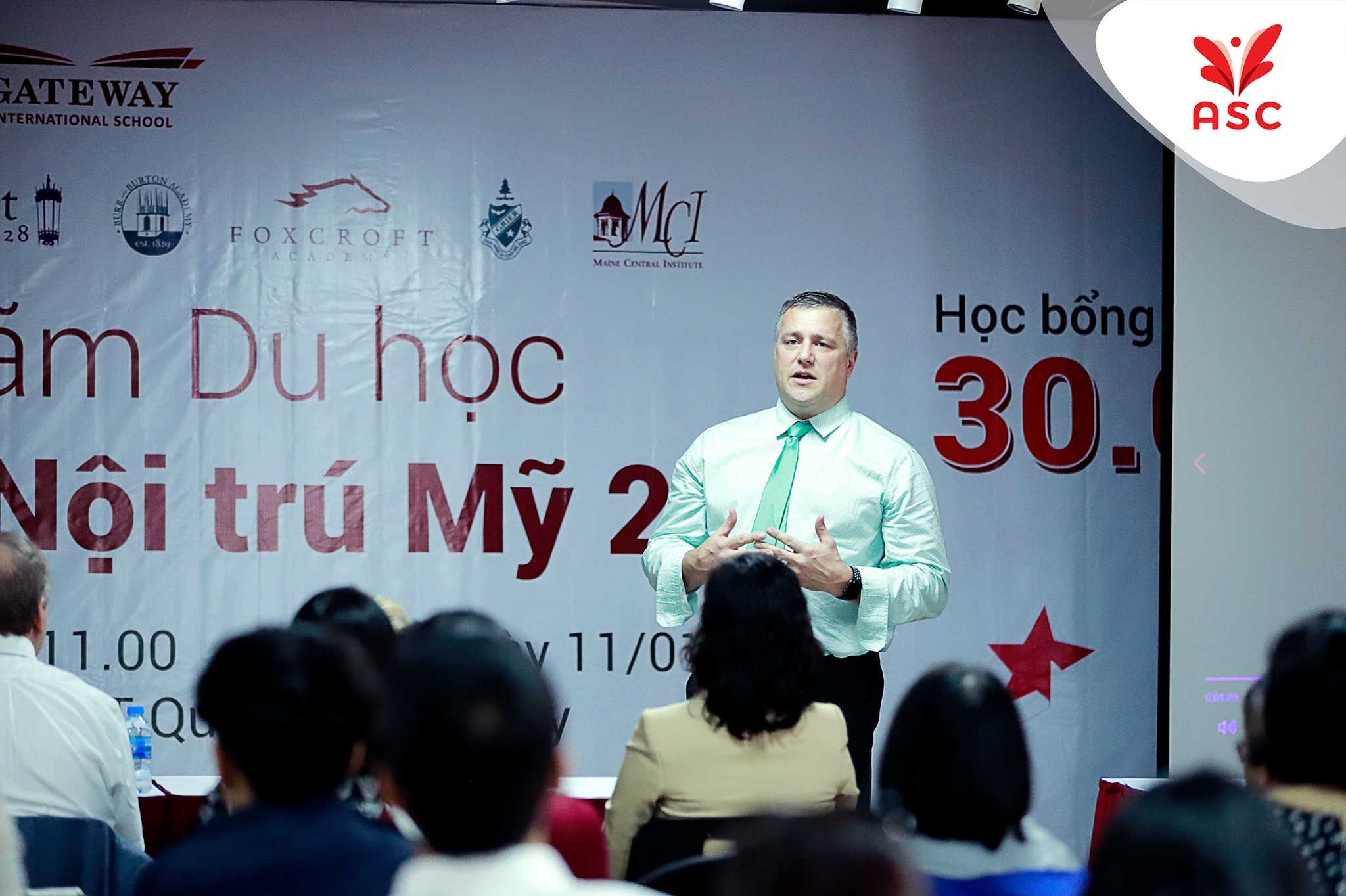 trien-lam-du-hoc-6-truong-thpt-noi-tru-my-5
