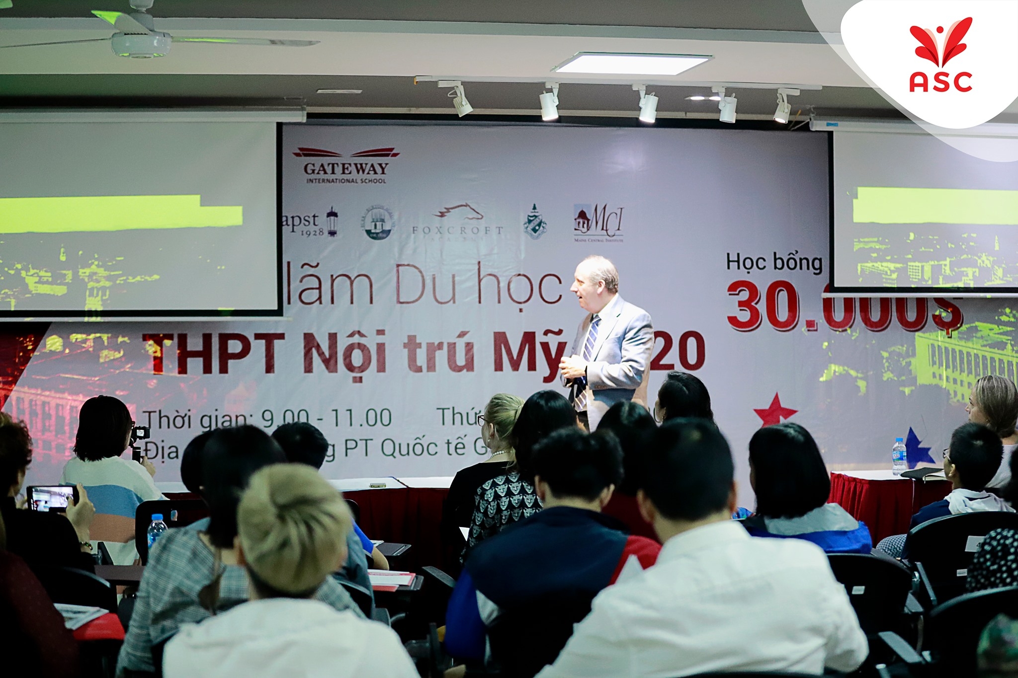 trien-lam-du-hoc-6-truong-thpt-noi-tru-my-7