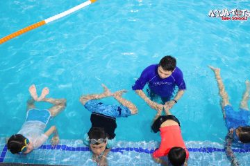 Luyện tập kỹ thuật chân trong bơi ếch (Ảnh: Nguồn Aqua - Tots)