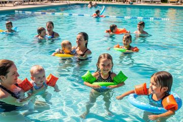 Các bé ở độ tuổi khác nhau đang tập bơi hoặc chơi đùa dưới nước (Ảnh: Sưu tầm internet)