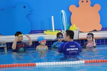 Trẻ em được HLV giảng dạy kỹ thuật bơi (Ảnh: Nguồn Aqua Tots)