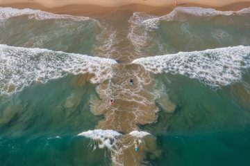 Dòng chảy xiết (Rip Current) là nguyên nhân hàng đầu gây đuối nước ở biển. Nhận biết dấu hiệu là bước đầu tiên để sinh tồn.