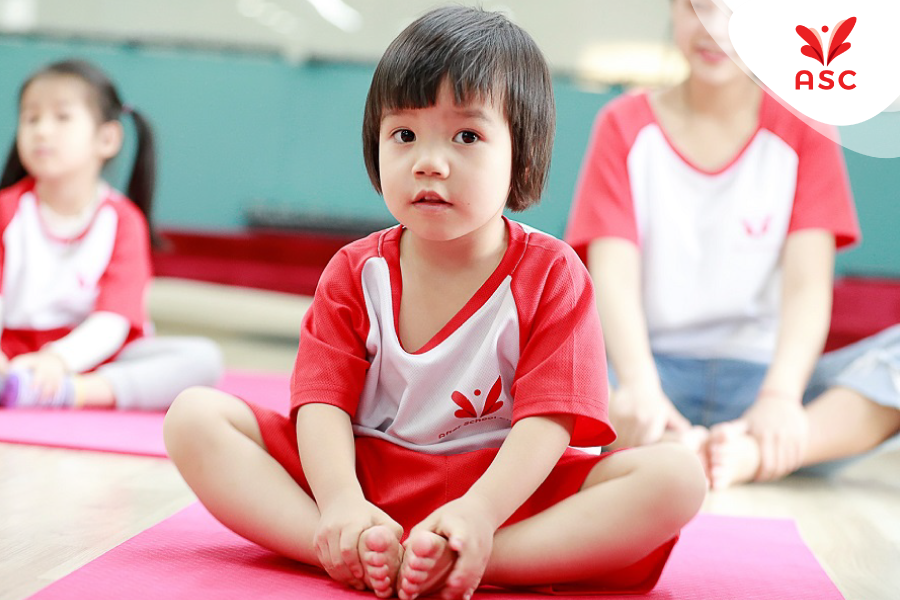 yoga-cho-tre-em-nuoi-duong-mot-em-be-hanh-phuc
